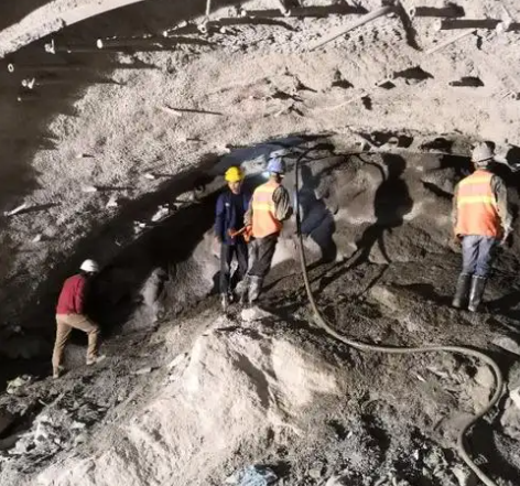 汤原拱顶带模注浆料的施工流程及注意事项